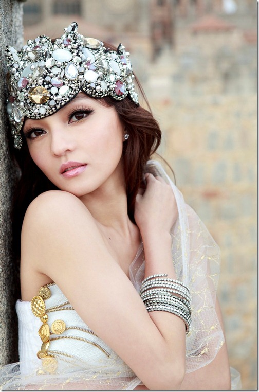 <b>Angela Zhang</b> - angela-zhang
